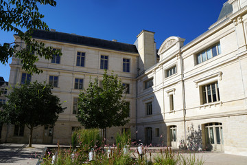 Fototapeta na wymiar Cour arrière de la mairie de Poitiers