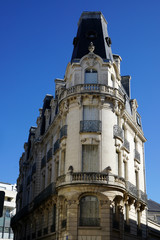 bâtiment d'angle de rue en pierre à Poitiers