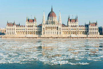 Fototapeta premium Hungarian parliament, winter