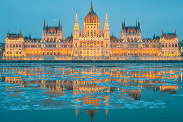 Fototapeta premium Hungarian parliament at night, winter