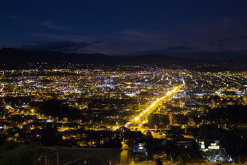 Obraz premium view over cuenca in the blue hour, ecuador