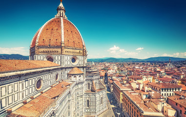 Fototapeta premium Katedra Santa Maria del Fiore we Florencji w lecie. Zobacz na kopule.
