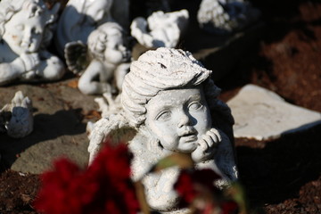 Mehrere Engel auf dem Friedhof 