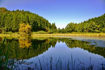 Fototapeta premium 日本の滝と湖と神社のある霊場