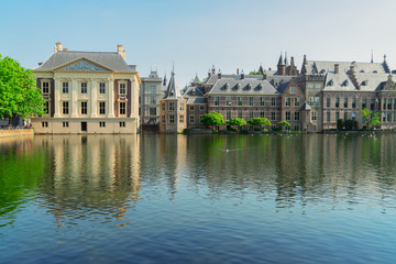 Fototapeta na wymiar city center of Den Haag - Dutch pairlament Binnenhof, Mauritshuis and with reflections in pond, Netherlands