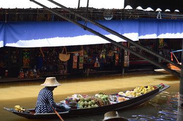 Obraz premium marché flottant à bangkok thailande
