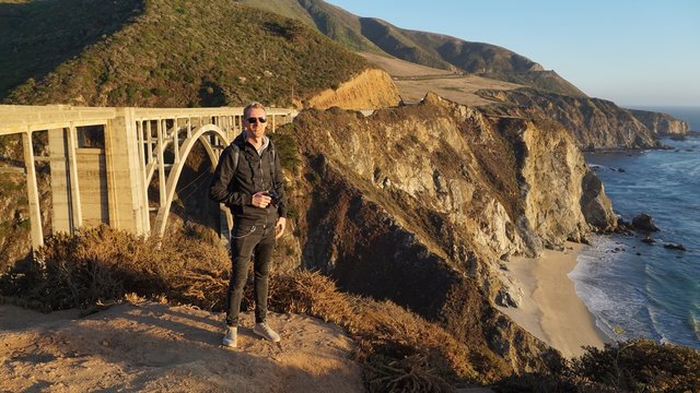 junger Mann an der Bixby Bridge