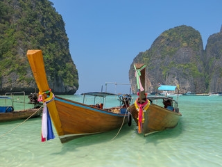 Longtail Boote, Thai Taxi Boote in der Maya Bay, Phi Phi Islands, Andamanensee, Krabi, Thailand