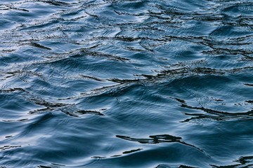 ruhiges Wasser des Meeres