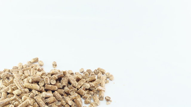 Biocombustible de Pellets para estufas o calderas de calefacci&oacute;n con fondo blanco para texto