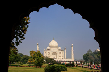Obraz premium View of Taj Mahal complex framed with an arch, Agra, Uttar Pradesh, India
