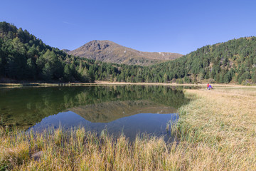 Fototapeta na wymiar Quiet mountain autumn lake