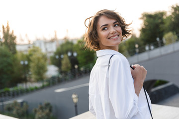 Obraz premium Smiling young woman walking outdoors