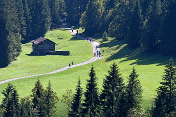 wanderer im kleinwalsertal