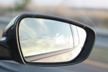 Specchio retrovisore di automobile in viaggio
