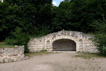 Fototapeta na wymiar Grotto in the estate Blachernae-Kuzminki. Natural historical park 