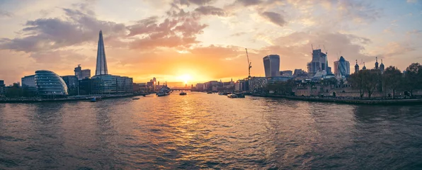 Amazing sunset over the river Thames in London © kbarzycki