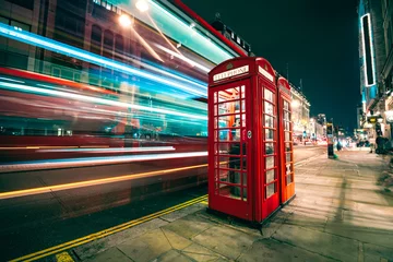 Foto op Canvas Lichtsporen van een dubbeldekkerbus naast de iconische telefooncel in Londen © kbarzycki