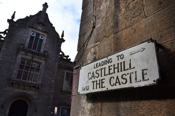 Obraz premium Street sign pointing to the Castlehill and the Edinburgh Castle, Edinburgh, Scotland, United Kingdom, cloudy summer day