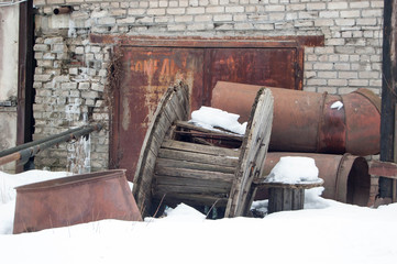 An old, abandoned cable reel in the factory.