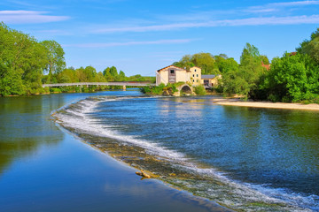 Fototapeta na wymiar Dole roemische Bruecke und Fluss Doubs in Frankreich - Dole old roman bridge and river Doubs