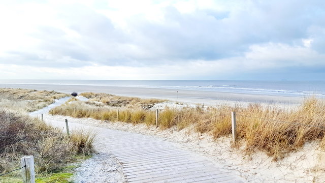 Weg aus Holz durch die D&uuml;ne zum Strand