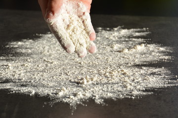 Arbeitsfläche bemehlen