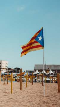 Bandera y cruces a favor de la independencia