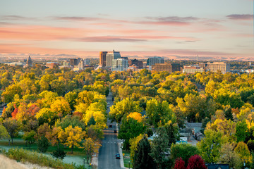 Beautiful little city of Boise Idaho with autumn trees abound - obrazy, fototapety, plakaty