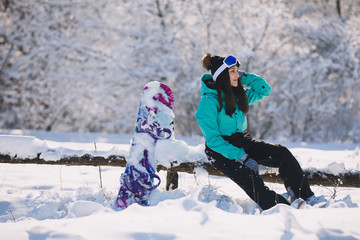 Snowboarder woman sitting outdoor ready for riding