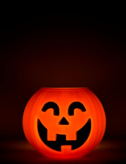 Simpatica zucca di Halloween illuminata al buio