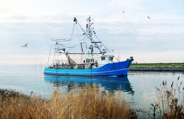 Krabbenkutter an der Nordseeküste, Küstenfischerei in Norddeutschland 