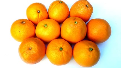 dix oranges sur fond blanc