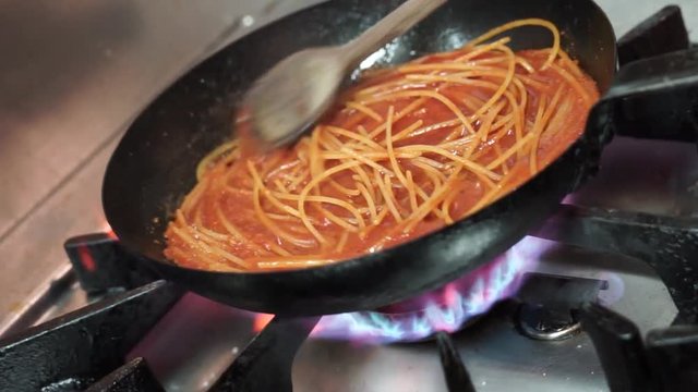 spaghetti all'assassina cucinati in padella