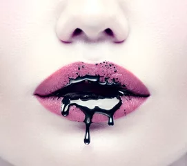 Poster Im Rahmen Halloween-Party-Make-up, gotischer Stil. Schwarze Farbe tropft von den Lippen des schönen Modellmädchens. Schönheit Frau Gesicht Nahaufnahme © Subbotina Anna