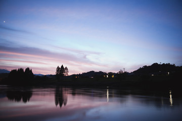 Fototapeta na wymiar さつま町川内川の川面と夕景