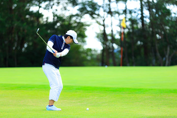 ゴルフをしている風景