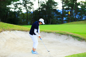 ゴルフをしている風景