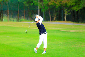 ゴルフをしている風景