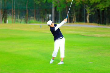 ゴルフをしている風景