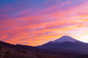 富士山と夕焼けの空、山梨県山中湖村パノラマ台にて