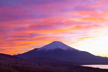 Fototapeta na wymiar 富士山と夕焼けの空、山梨県山中湖村パノラマ台にて