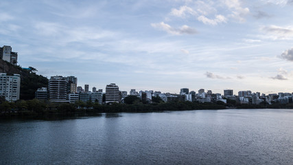 Obraz premium aerial view of the drone of the lagoon in rio de janeiro and copacabana, at dusk