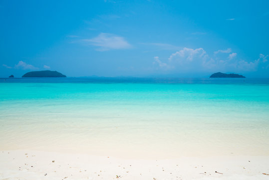 Beautiful Tropical Island White Sand Beach Blue Sky Sunny Day - Summer Breeze Holiday