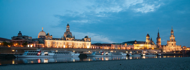 Dresden Elbufer Panorama am Abend