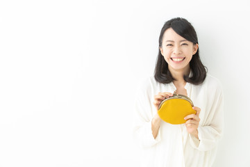 財布を持つ女性