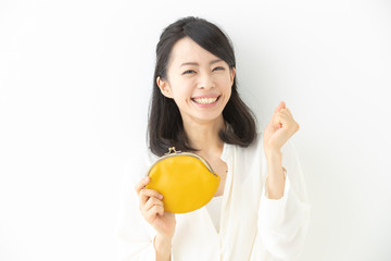 財布を持つ女性