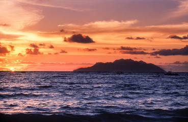 Fototapeta premium tropical beach at the sunset, baie beau vallon , Mahe island, Seichelles 