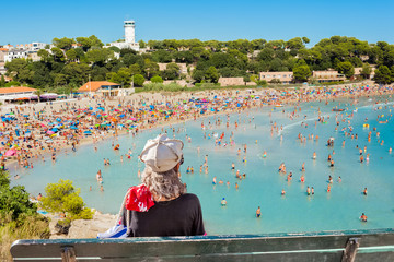 femme assise sur un banc et contemplant la plage du Verdon, Martigues