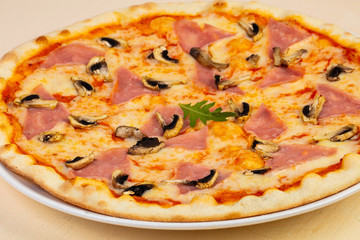 Pizza with ham